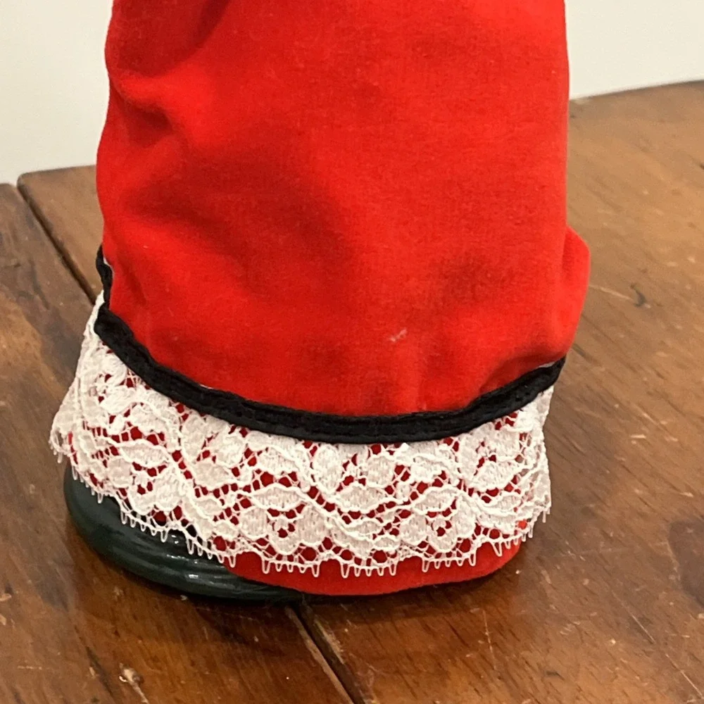 1994 BYERS CHOICE CHRISTMAS CAROLEr Woman Long Blond Hair Red Black Velvet Dress